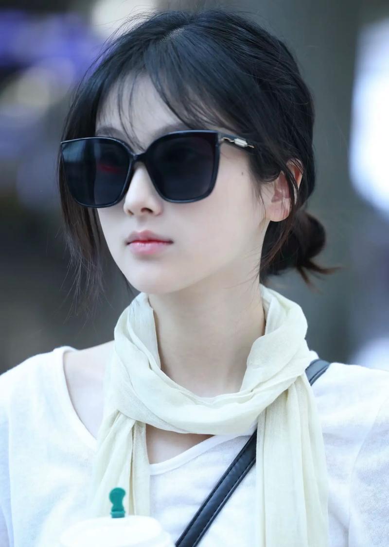 路拍女明星_路拍明星照_女明星马路拍照