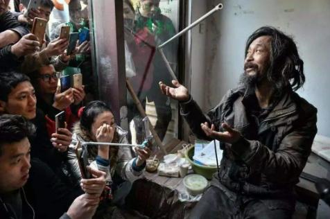 沈巍流浪大师经历_抖音初代草根网红现状_抖音网红黑料网站链接下载最新,