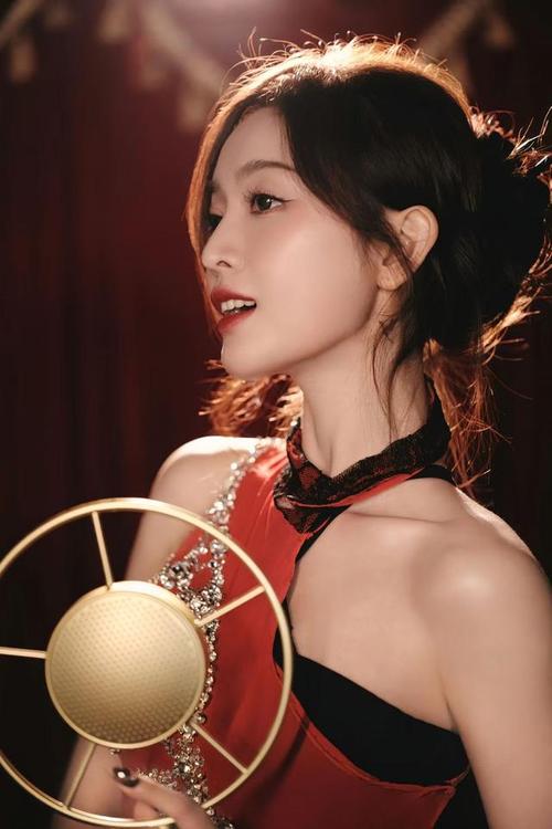 甜美女神想转型？吴宣仪迪丽热巴万茜的娱乐圈突围战