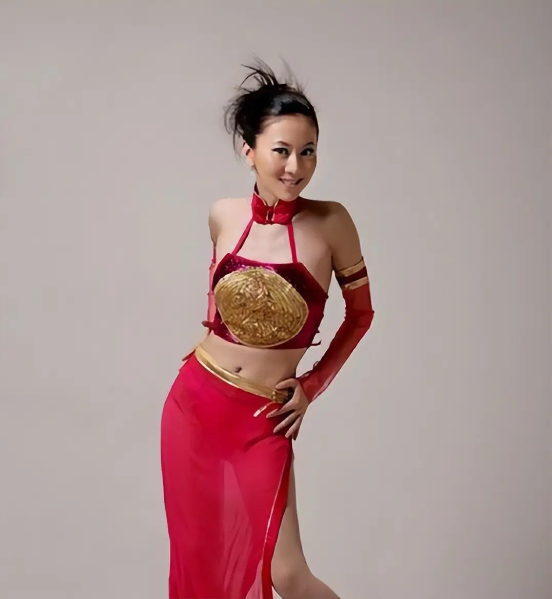 汤加丽舞蹈经历_汤加丽人体艺术写真_中国女明星人体艺术