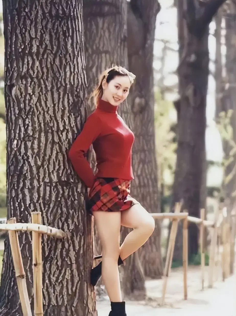 汤加丽舞蹈经历_汤加丽人体艺术写真_中国女明星人体艺术