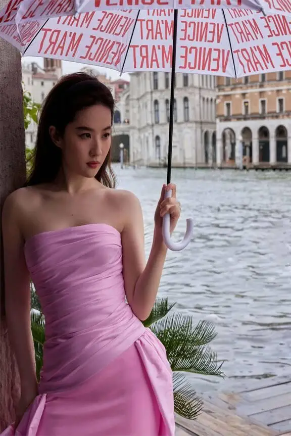 中国十大的女明星排名榜_当下中国十大最红女明星_关晓彤白鹿赵露思李沁杨紫刘亦菲迪丽热巴