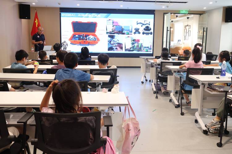 朝阳群众曝光英语老师！线下课竟融合科技馆